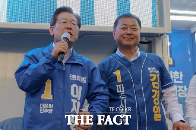 이재명 후보와 함께 선거운동을 하는 김경일 파주시장. /페이스북 캡처