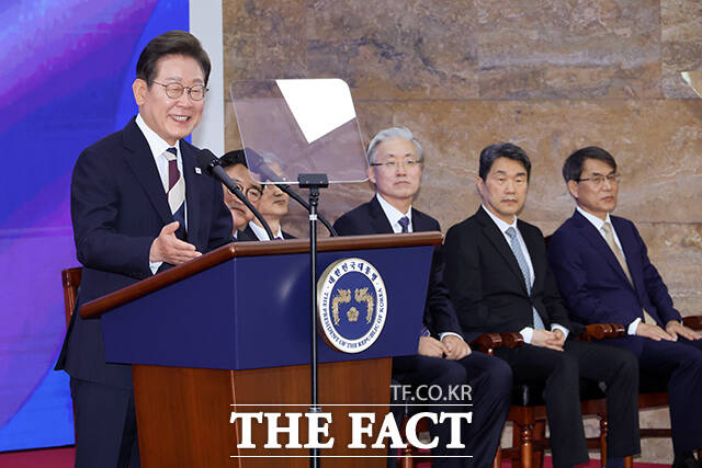 이재명 대통령이 취임사를 통해 이재명 정부는 정의로운 통합정부, 유연한 실용정부가 될 것이라고 비전을 제시했다. 이 대통령이 4일 서울 여의도 국회 의사당 중앙홀(로텐더홀)에서 제21대 대통령 취임사를 하고 있다. /국회사진기자단