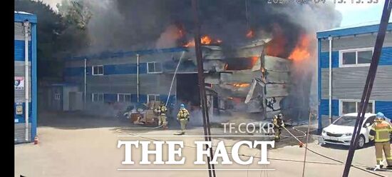 4일 오후 1시 4분쯤 경기 고양시 일산동구 설문동의 한 잡화판매 창고에서 화재가 발생, 소방관들이 강한 바람속 에서 주불 잡기에 안간힘을 쓰고 있다./경기북부소방재난본부