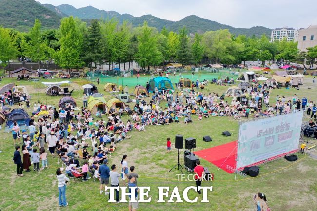 과천 봄 캠프닉에서 시민들이 피크닉과 버스킹을 즐기고 있다. /과천시