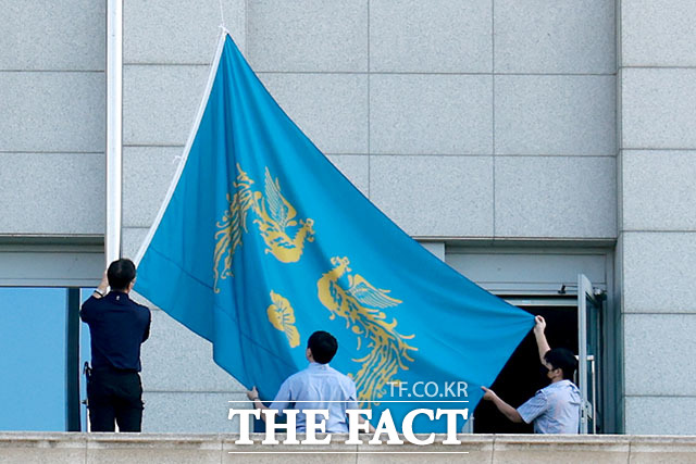 제21대 이재명 대통령 임기가 시작된 4일 서울 용산 대통령실 청사에서 대통령실 총무비서관실 직원들이 봉황기를 게양하고 있다. /뉴시스