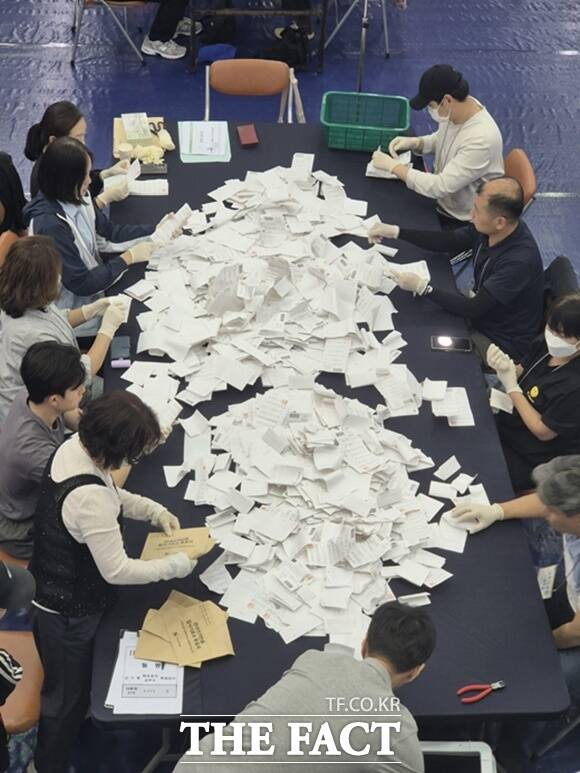 선관위 관계자는 투표지가 떨어지지 않았는지, 투표함 내부에 남아있는지 확인해달라고 주의를 줬다. /송호영 기자