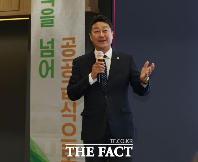 경기도의회 김진경 의장이 4일 시흥시 친환경 학교급식 페스타에 참석해 발언하고 있다./경기도의회