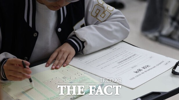2026학년도 대학수학능력시험 6월 모의평가가 실시된 4일 대구 수성구 대구여자고등학교에서 3학년 학생들이 배부받은 답안지를 작성하고 있다./뉴시스
