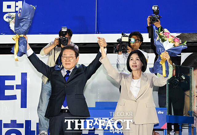 제21대 대통령 당선이 확실시 되는 이재명 더불어민주당 대선 후보가 4일 서울 여의도 국회 정문 앞에 마련된 개표방송 야외무대에서 김혜경 여사와 함께 인사를 하고 있다. /국회=배정한 기자