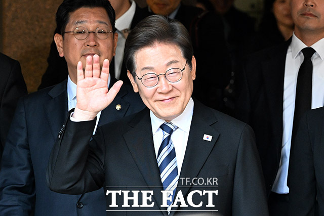 이재명 대통령이 4일 오전 인천 계양구 사저를 출발하며 주민들에게 인사를 하고 있다. /인천=남용희 기자