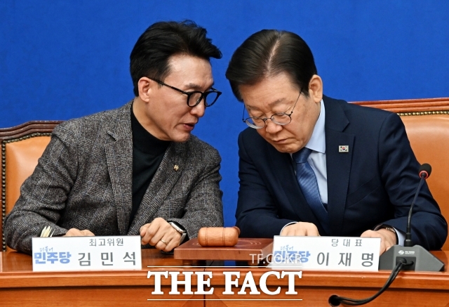 김민석 더불어민주당 의원(왼쪽)이 4일 이재명 정부 초대 국무총리로 지명됐다. 김 의원은 신명계로 분류되며 이 대통령의 두터운 신임을 받는 것으로 평가된다. /배정한 기자