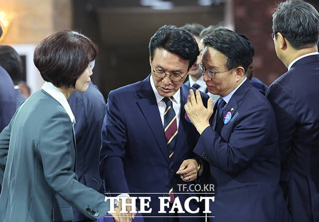 이재명 대통령은 4일 오후 용산 대통령실에서 브리핑을 열고 김민석 의원을 초대 국무총리 후보자로 지명했다. 김 의원이 4일 오전 서울 여의도 국회 로텐더홀에서 동료 의원들과 이야기를 하고 있다. /국회사진기자단