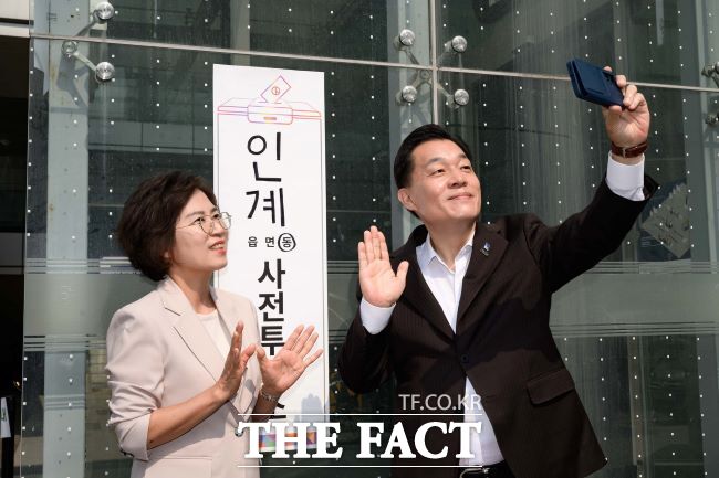 21대 대통령 선거 투표장에서 기념 촬영하는 이재준 수원시장. /페이스북 캡처