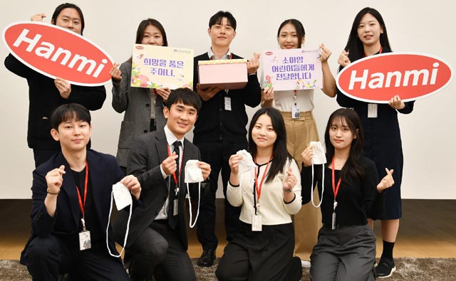 한미그룹 임직원들이 지난달 14일 자발적인 참여로 확보한 헌혈증 300매와 히크만 주머니 100개를 한국백혈병어린이재단에 전달하고 사진촬영을 하고 있다. /한미사이언스