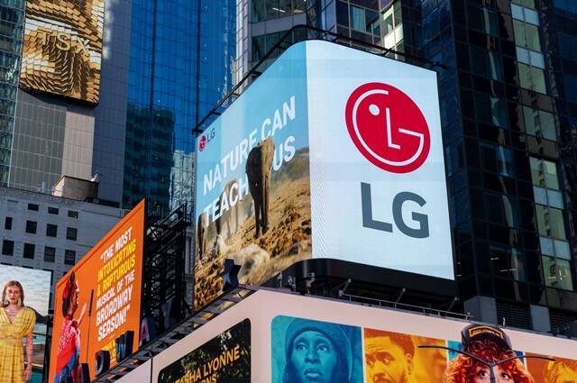 LG전자가 미국 뉴욕 타임스스퀘어 전광판을 통해 환경보호 영상을 상영하고 있다. /LG전자