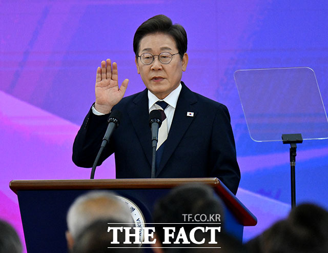 이재명 대통령이 4일 오전 11시 서울 여의도 국회 로텐더홀에서 ‘취임선서’를 하고 있다. /국회사진기자단