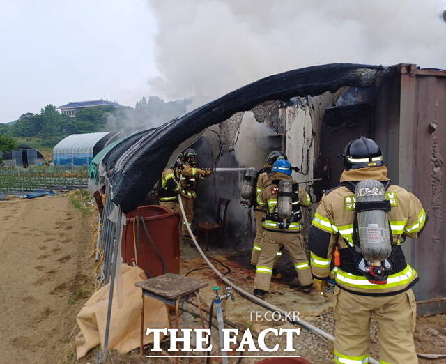 소방대원들이 농막에서 발생한 화재를 진압하고 있다./천안동남소방서