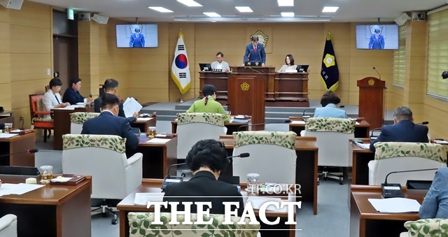 부여군의회가 4일 본회의장에서 제292회 정례회를 열고 오는 24일까지 21일간의 의사일정에 돌입했다. /김형중 기자