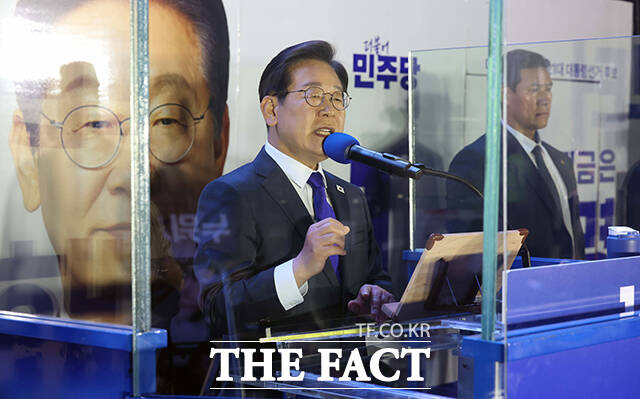 제21대 대통령 선거 이튿날인 4일 이재명 더불어민주당 대선 후보가 당선이 확실시되자 서울 여의도 국회 앞에 마련된 무대를 찾아 당선 수락연설을 하고 있다. /국회=배정한 기자