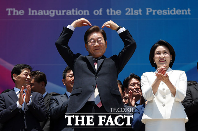 이재명 대통령 내외가 4일 오전 서울 여의도 국회 로텐더홀에서 취임 선서를 마치고 나와 잔디광장에 모인 시민들을 향해 하트를 만들어 보이고 있다. /국회사진기자단