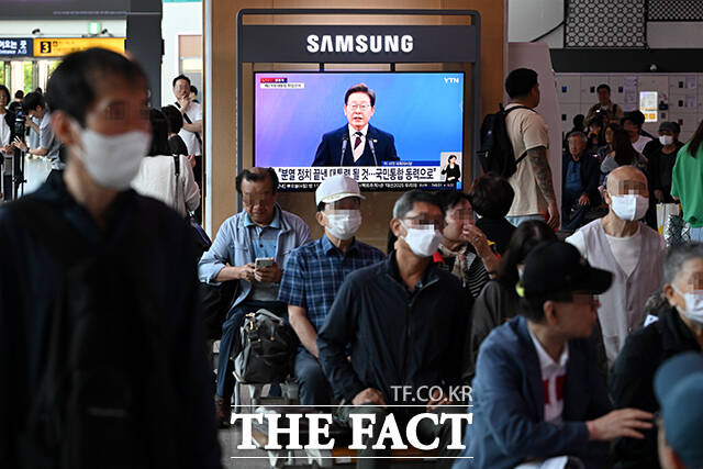 이재명 대통령의 제21대 대통령 취임선서가 열린 4일 오전 서울 용산구 서울역 대합실에서 시민들이 TV를 통해 취임선서 생중계를 시청하고 있다. /서예원 기자