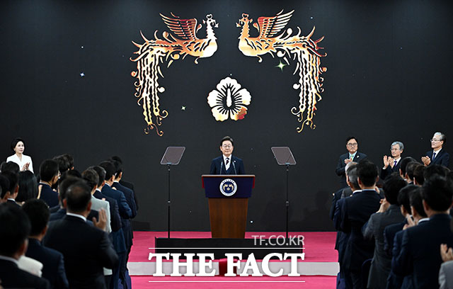 이재명 대통령이 4일 오전 11시 서울 여의도 국회 로텐더홀에서 ‘취임선서’를 하고 있다. /국회사진기자단