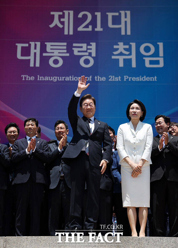 취임 선서 마친 뒤 국회 나서며 시민들께 인사하는 이 대통령. /국회사진기자단