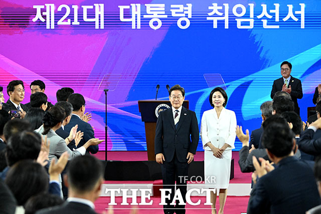 이재명 대통령과 김혜경 여사가 4일 오전 11시 서울 여의도 국회 로텐더홀에서 열리는 ‘취임선서’에 참석해 인사를 하고 있다. /국회사진기자단