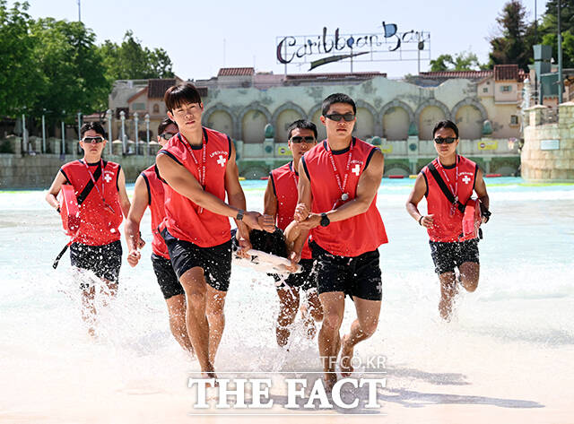 캐리비안 베이 라이프가드 수상구조 훈련이 4일 오전 경기 용인 캐리비안 베이 파도풀에서 열린 가운데 전문 라이프가드들이 수상 인명구조 훈련을 하고 있다. /용인=임영무 기자