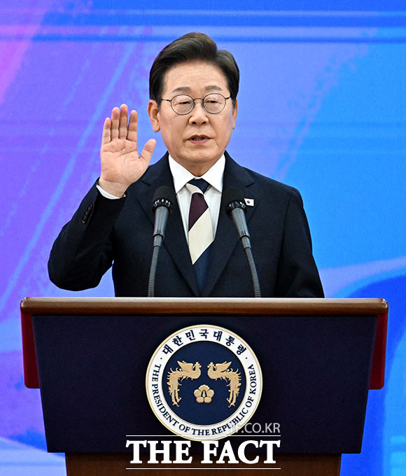 이재명 제21대 대통령이 4일 오전 서울 여의도 국회 로텐더 홀에서 열린 취임선서를 하고 있다. /국회사진기자단