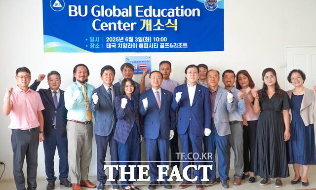 백석대학교가 태국 치앙라이에서 ‘BU Global Education Center’ 개소식 후 기념촬영을 하고 있다.(왼쪽 여섯 번째부터 백석대 장종현 총장)./백석대학교
