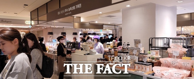 지난해 4월 롯데백화점 명동점에서 진행된 서산시 우수 농특산물 기획전 코너 모습./ 서산시