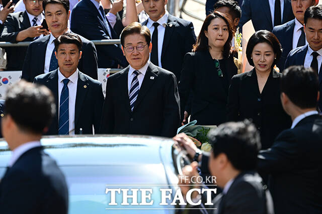 경찰청은 이재명 대통령 경호와 관련해 대선 후보 당시 운용되던 경찰 전담경호대가 기존의 경호 활동을 유지한다고 4일 밝혔다 사진은 이재명 제21대 대통령과 김혜경 여사가 4일 오전 인천시 계양구 귤현동 사저에서 주민들에게 인사한 후 사저를 나서고 있는 모습,/남윤호 기자