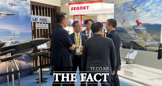 강구영 한국항공우주산업(KAI) 사장이 지난달 말 부산 벡스코에서 열린 2025 국제해양방위산업전(MADEX)에서 KAI 부스를 방문한 모습. /최의종 기자