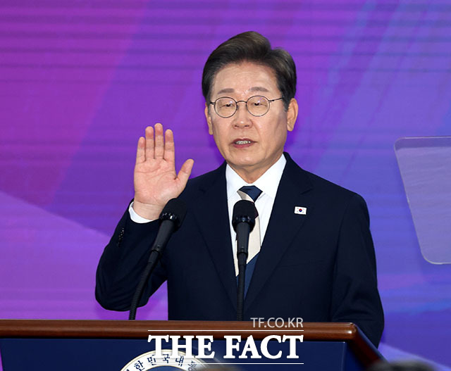 이재명 대통령이 4일 오전 서울 여의도 국회 로텐더홀에서 제21대 대통령 취임선서를 하는 모습./국회사진기자단