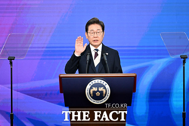 이재명 제21대 대통령이 4일 오전 서울 여의도 국회 로텐더 홀에서 열린 취임선서를 하고 있다. /국회사진기자단