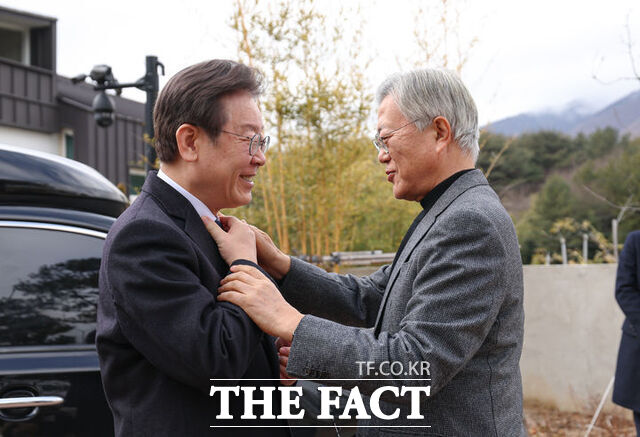 이재명 더불어민주당 후보가 제21대 대통령 선거에서 당선이 확실시되자 문재인 전 대통령은 3일 상식을 복원하고 나라를 정상화해 국민을 통합해 나가길 기대한다고 밝혔다. /뉴시스