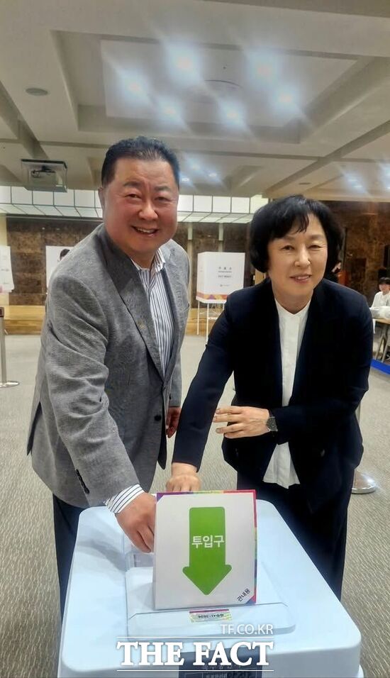 제21대 대통령 선거 사전투표 첫 날인 지난달 29일 김경일 경기 파주시장(왼쪽)이 아내와 함께 투표를 하고 있다. /김경일 SNS