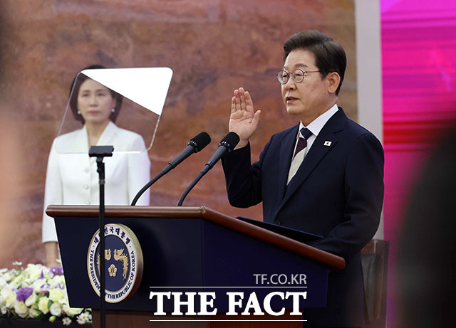 이재명 제21대 대통령이 4일 오전 서울 여의도 국회 로텐더 홀에서 열린 취임선서를 하고 있다. /국회사진기자단