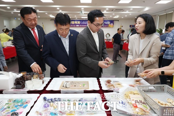 박희조 동구청장이 중앙시장 야시장 시식회에 참석해 부스별 음식을 살펴보고 있다./대전 동구