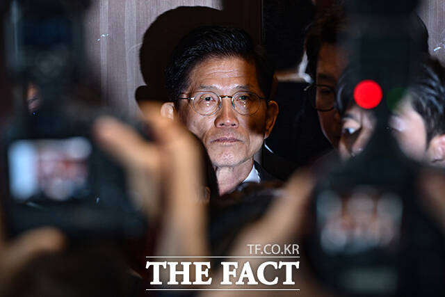 김문수 국민의힘 대선 후보가 4일 오전 서울 여의도 국민의힘 중앙당사에서 제21대 대통령선거 결과에 대한 승복 입장을 밝힌 뒤 당사를 나서고 있다. /박헌우 기자