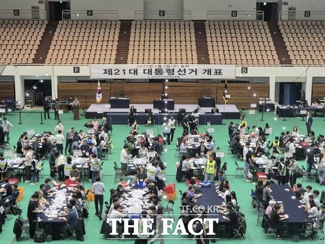 관악구 개표소가 차려진 서울대학교 체육관도 분주하긴 마찬가지였다. /송호영 기자