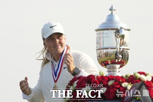 80회US여자오픈에서 우승한 스웨덴의 마야 스타르크가 우승컵을 바라보며 포즈를 취하고 있다./AP.뉴시스