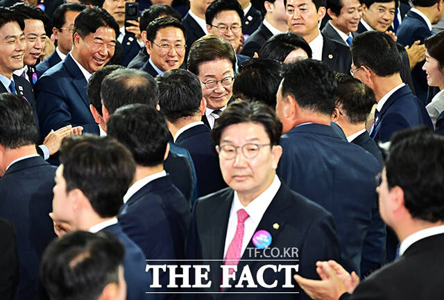 이재명 대통령이 4일 오전 서울 여의도 국회 로텐더홀에서 열린 취임선서에 참석한 가운데 권성동 국민의힘 원내대표가 시선을 회피하고 있다. /국회=배정한 기자