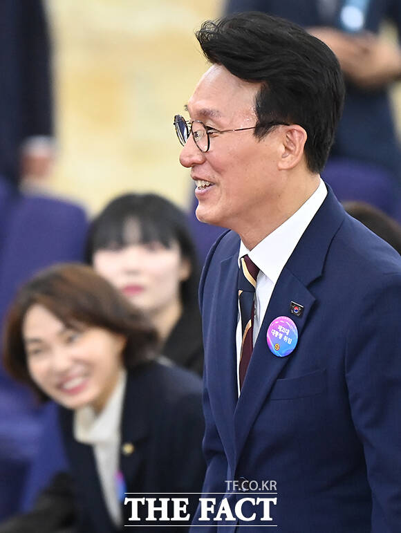 김민석 더불어민주당 의원이 4일 오전 서울 여의도 국회의사당에서 열린 제21대 대통령 취임선서에 참석하고 있다. /국회사진기자단