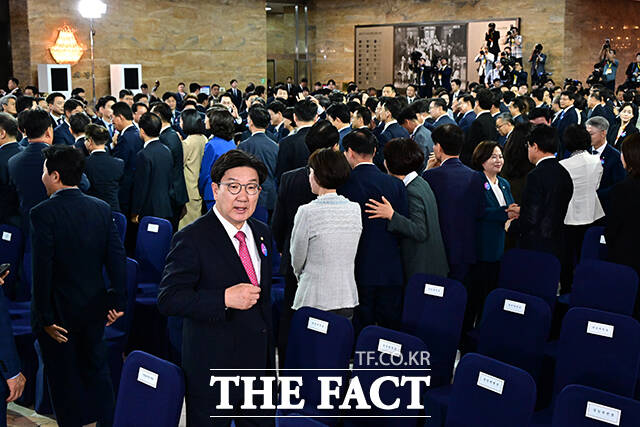 국민의힘이 4일 더불어민주당이 대법관 증원을 골자로 한 법원조직법 개정안 처리를 주도한 것을 두고 대법원을 이재명 정권의 방탄기구로 전락시키려는 노골적인 입법 쿠데타이자, 대선 기간 국민 앞에서 했던 약속을 스스로 뒤집는 대국민 사기극이라고 강하게 비판했다. 사진은 권성동 국민의힘 원내대표가 4일 오전 서울 여의도 국회 로텐더홀에서 열린 취임선서 참석을 마치고 이석하고 있는 모습. /국회=배정한 기자