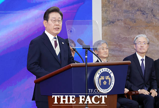 이재명 대통령이 4일 오전 11시 서울 여의도 국회 로텐더홀에서 취임선서를 하고 있다./국회사진기자단