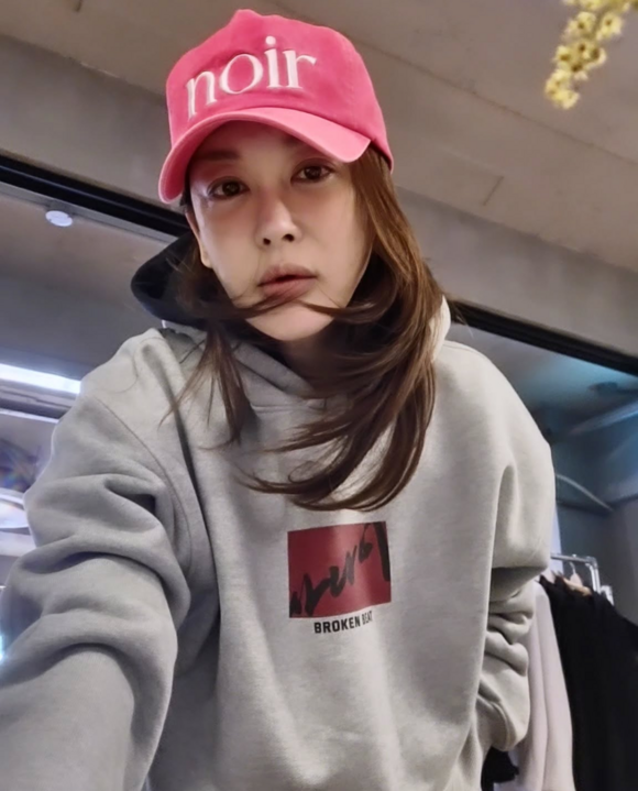 배우 김혜은이 4일 개인 소셜 미디어에 유시민 작가 비판 발언에 대한 자필 사과문을 게재했으나 삭제했다. /인스타그램 캡처