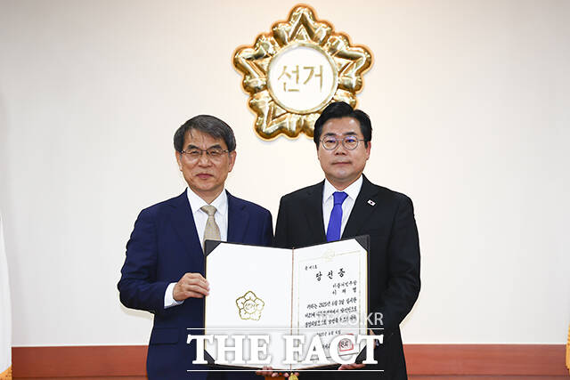 노태악 중앙선거관리위원장(왼쪽)이 4일 오전 경기 과천시 중앙선거관리위원회 회의실에서 열린 제21대 대통령 당선증 교부식에서 박찬대 더불어민주당 상임 총괄선거대책위원장에게 당선증을 전달하고 기념촬영을 하고 있다. /뉴시스