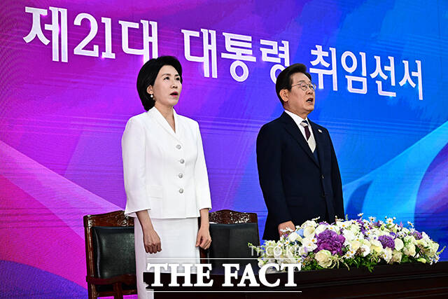 이재명 대통령 부부가 4일 오전 서울 여의도 국회 로텐더홀에서 열린 취임선서에 앞서 애국가를 제창하고 있다. /국회=배정한 기자