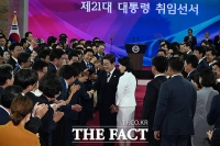  '취임선서' 전 웃으며 인사하는 이재명 대통령-김혜경 여사 [TF사진관]