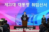  李 대통령, 국회 청소노동자·방호원에 감사 인사…
