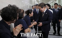  이재명 대통령, '취임선서' 마치고 청소·방호 직원과 인사[TF사진관]