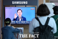  '이재명 대통령 취임선서' 바라보는 시민들 [TF사진관]